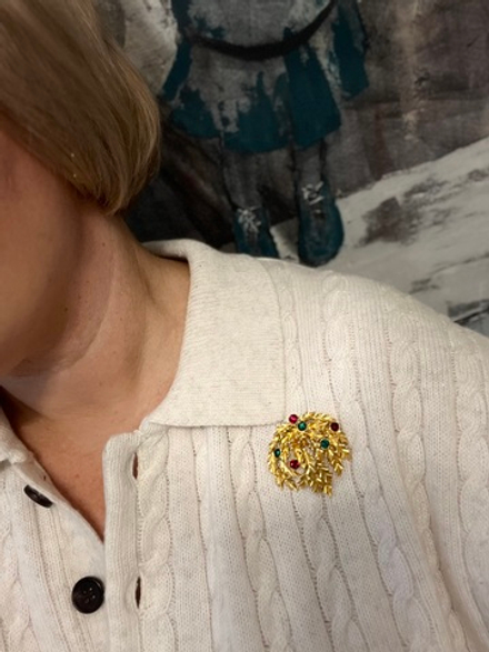 Новогодняя брошь остролист с кристаллами