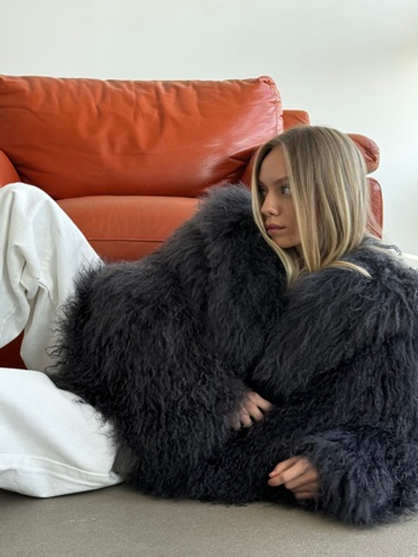 Шуба из ламы в цвете графит