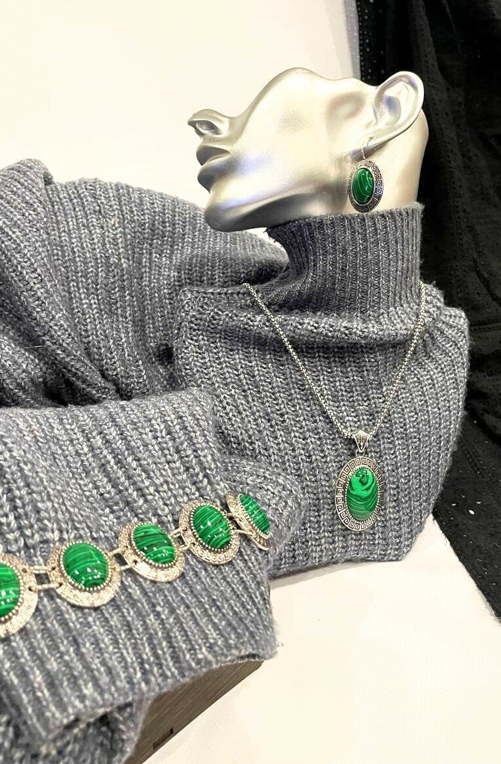 Комплект бижутерии. Подвеска, серьги, браслет с малахитовыми вставками "Малахит" Форма "Овал""