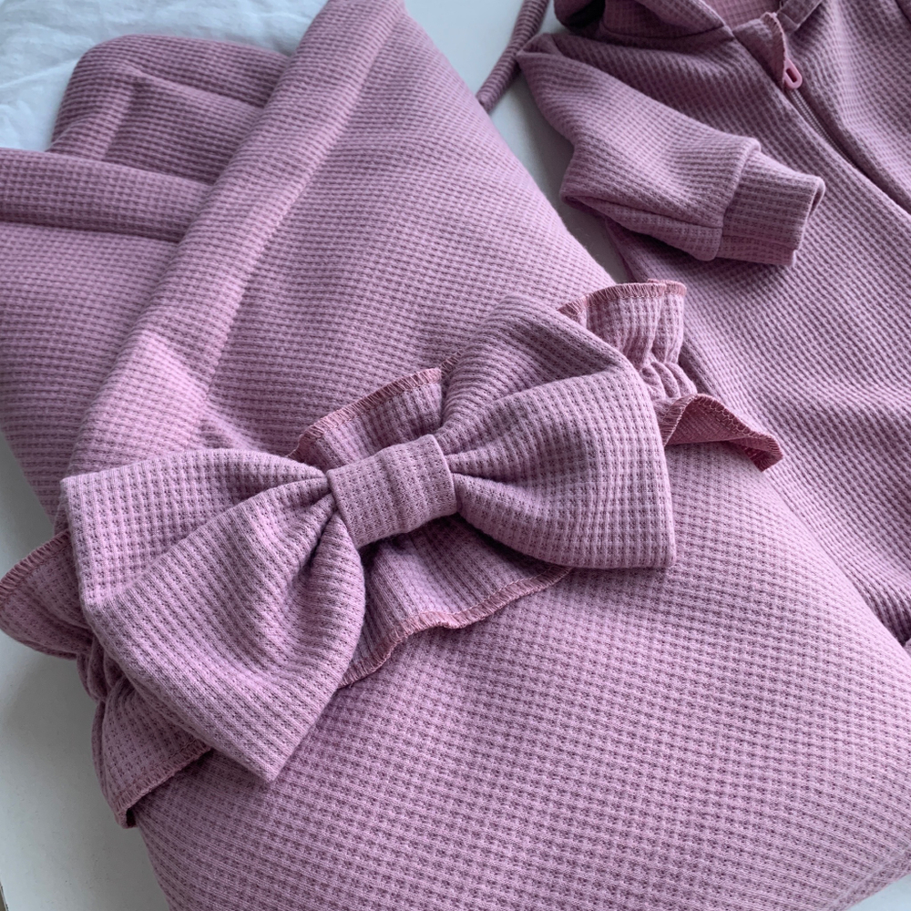 Конверт на выписку вафельный с комбинезоном и шапкой