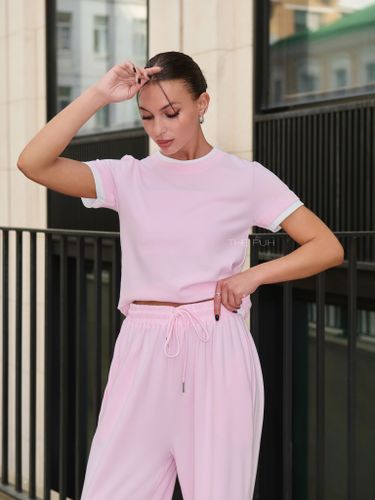 Трикотажный брючный костюм в розовом цвете