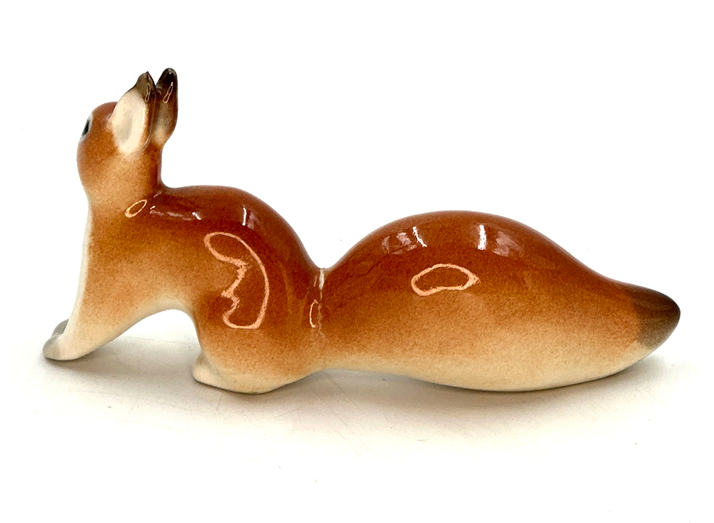 Белочка фарфоровая. Фарфор, роспись. 1960-е гг. ЛФЗ, СССР. Автор модели Веселов П. П. Длина - 11 см.