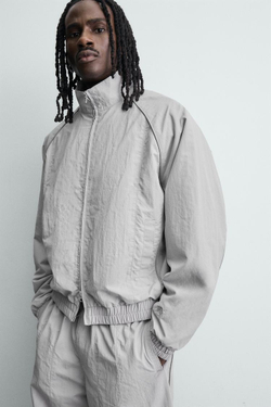 ZARA КУРТКА ИЗ ВЫСОКОТЕХНОЛОГИЧНОЙ ТКАНИ С КОНТРАСТНЫМИ ДЕТАЛЯМИ, СВЕТЛО-СЕРЫЙ
