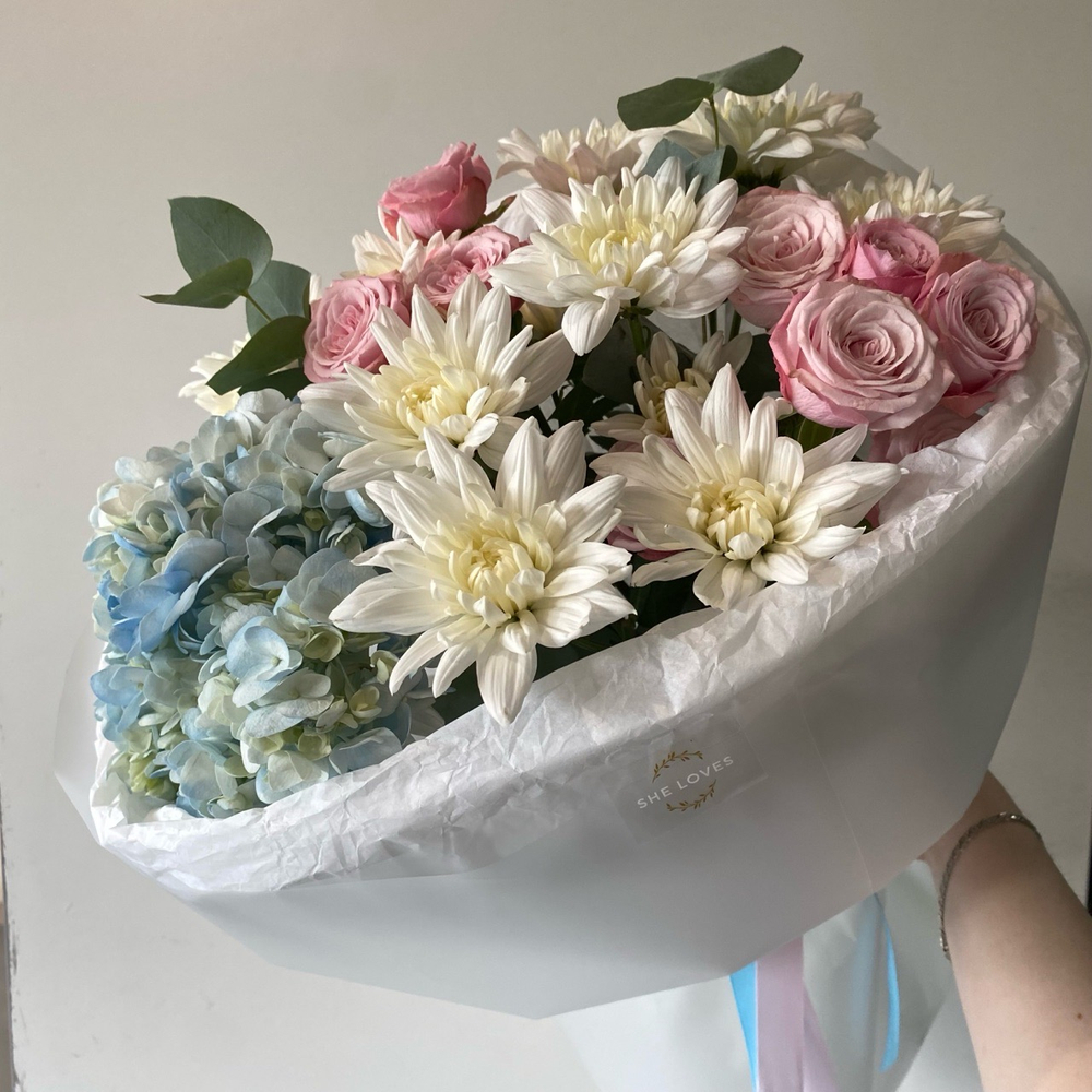 Букет с гортензией и кустовыми розами