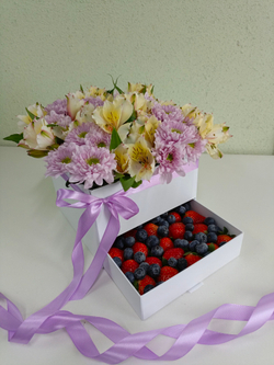 Шкатулка с альстромериями и хризантемами " Ягодная"