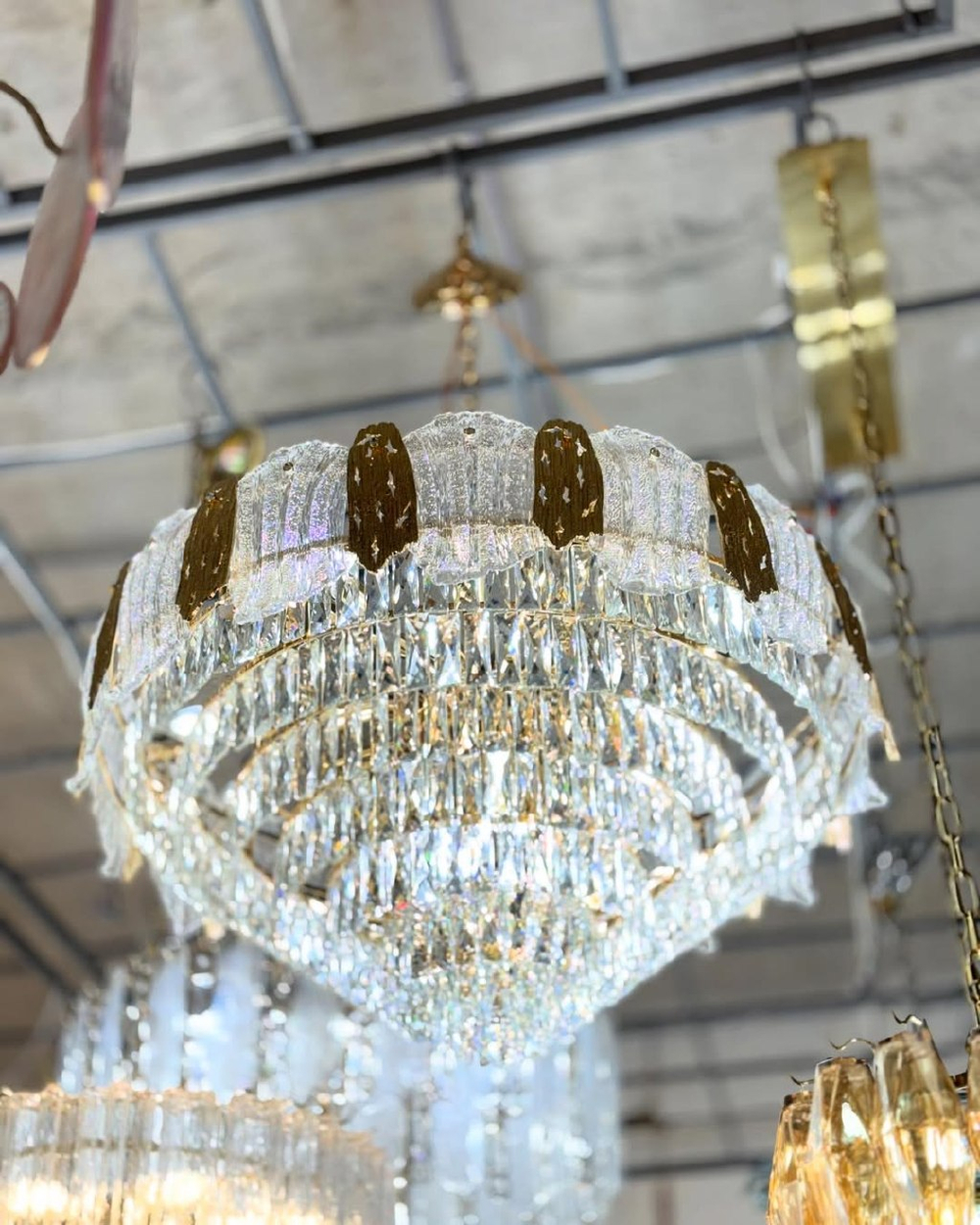 Каскад хрусталя в золотом обрамлении