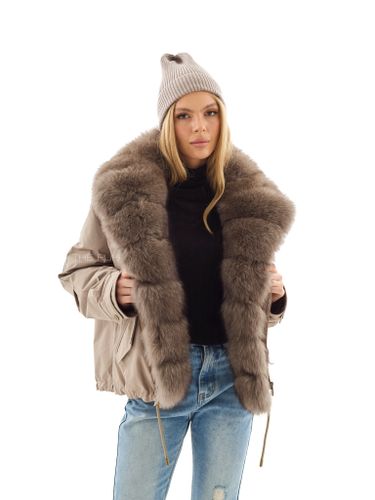 Короткая пуховая парка бежевого цвета