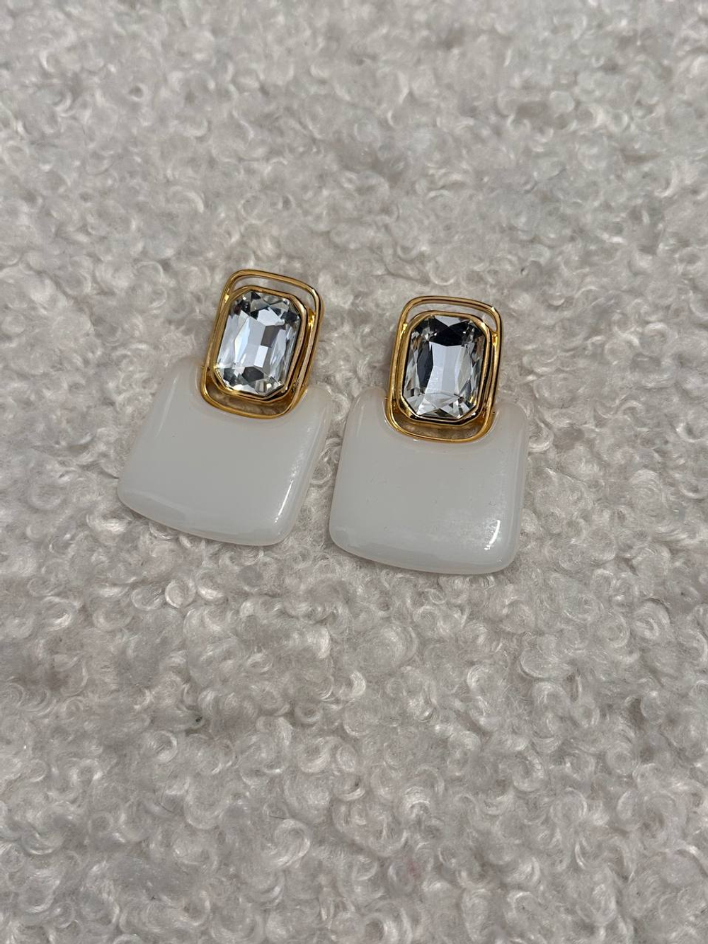 Серьги с камнем и молочным литьем