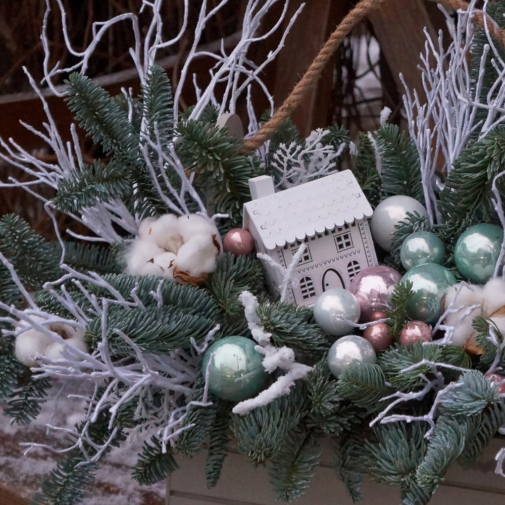 Новогодняя композиция с белым домиком