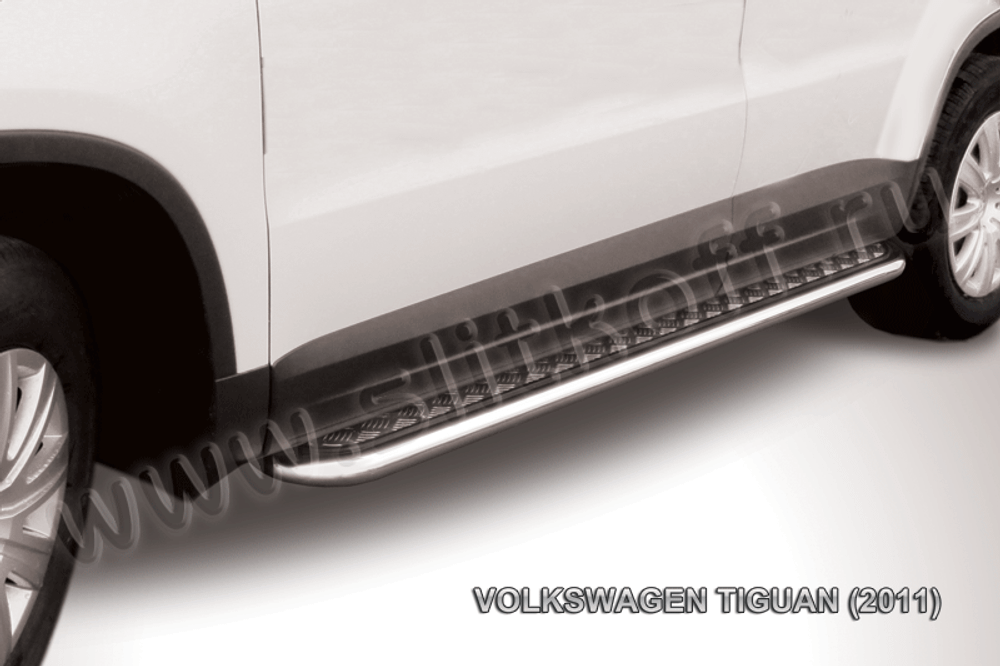 Пороги из нержавейки Volkswagen Tiguan (2011-2016) d57 с алюминиевым листом (черный цвет)