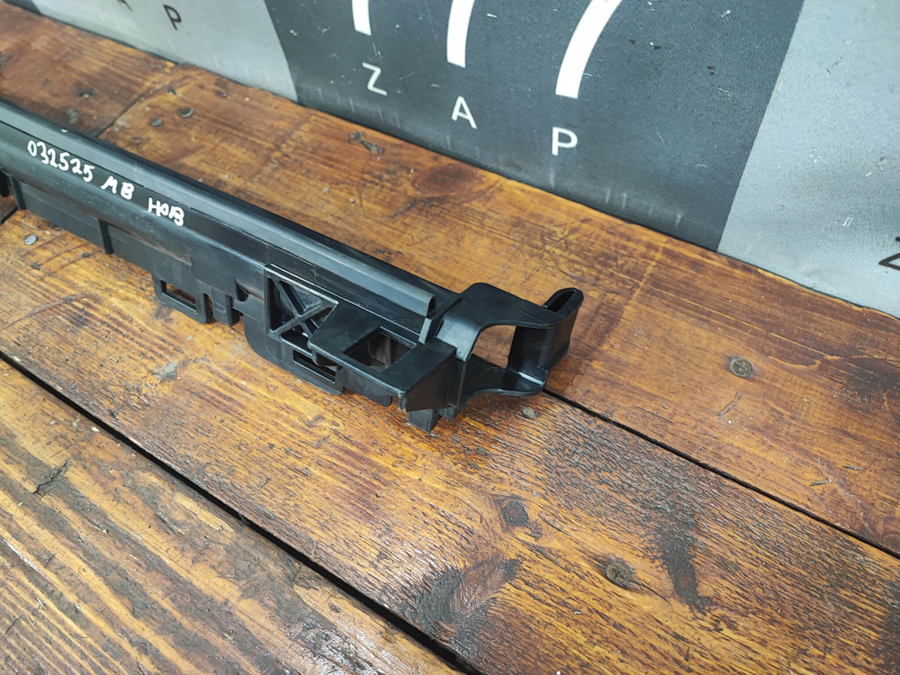 Кронштейн радиатора C (W204) Новый Оригинал 0477902914