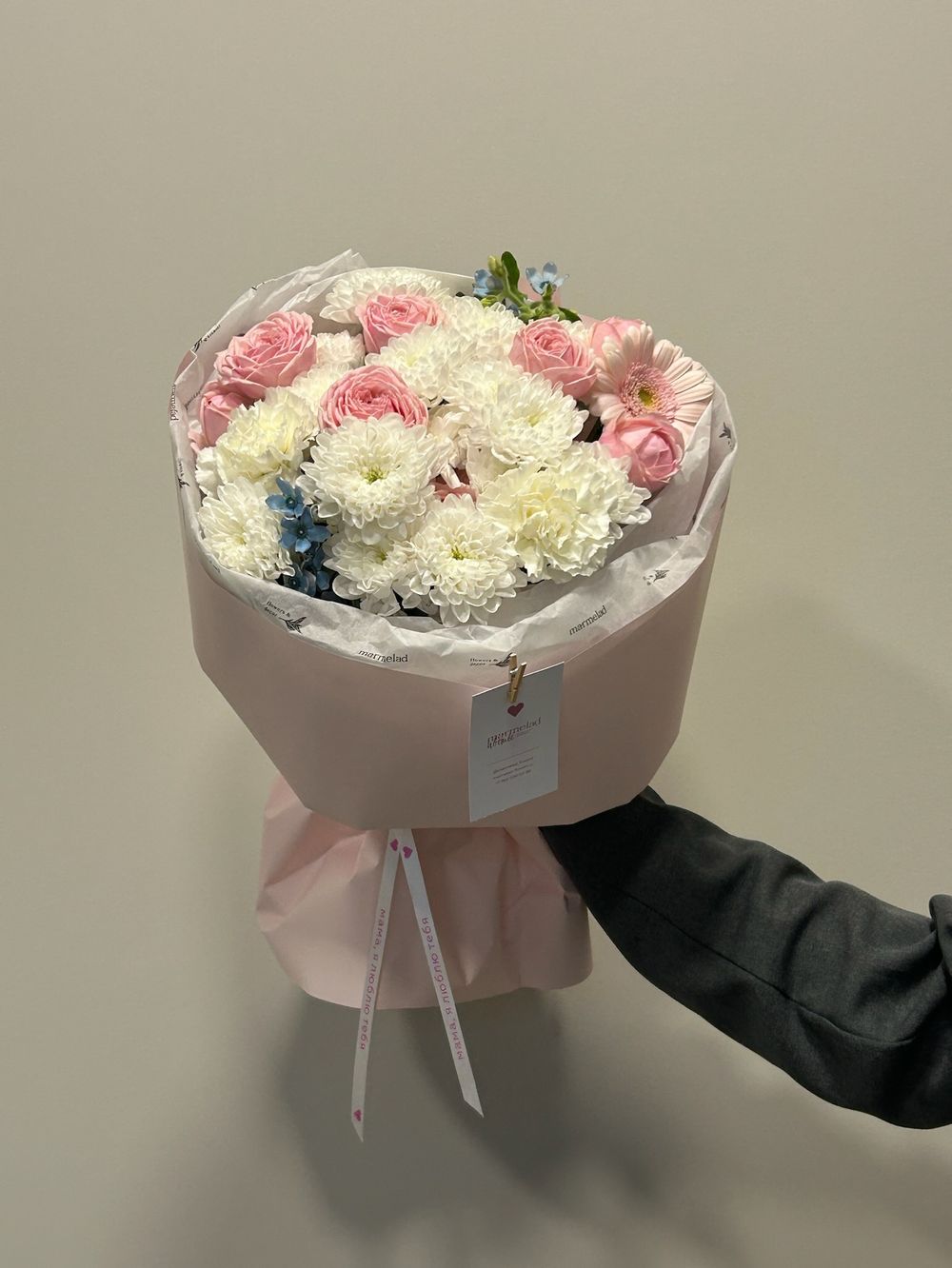 Букет из кустовых пионовидных роз, оксипеталума, минигерберы и хризантемы