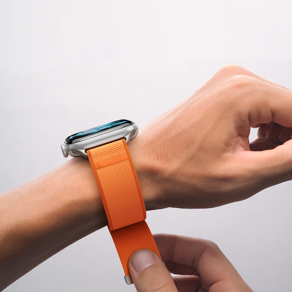 Ремешок оранжевого цвета с магнитной фиксацией для смарт часов Apple Watch размером 42, 44, 45, 46, 49MM, серия Strap (YM Series) от Dux Ducis