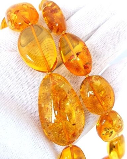 Эффектные бусы из крупного янтаря