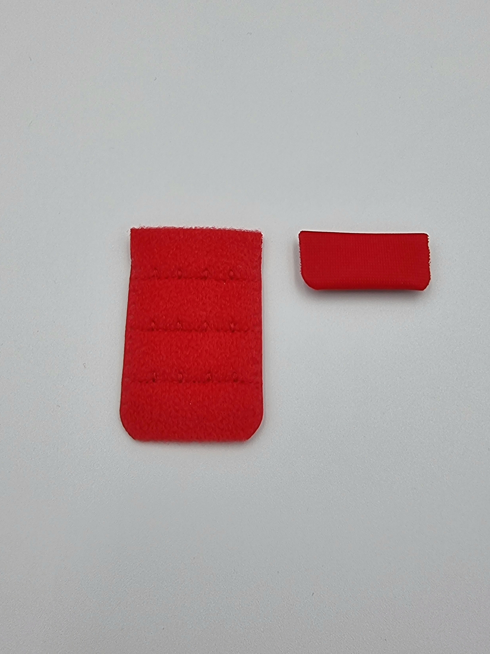 Застёжка тканевая на 2 крючка красная 3,2×5,3 см