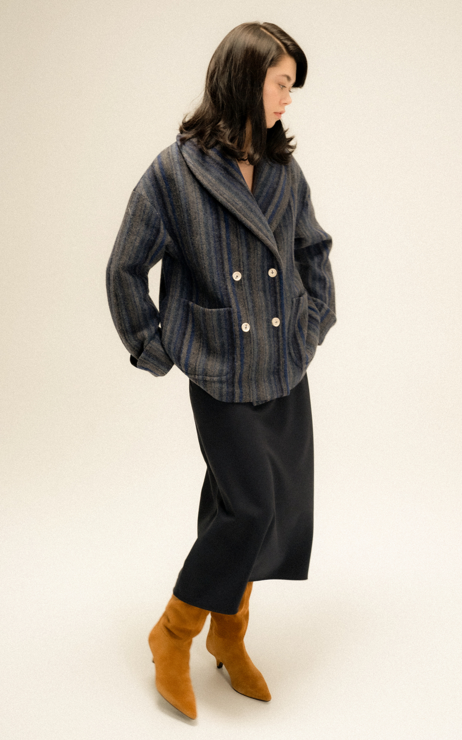 Укороченное пальто с широким воротом