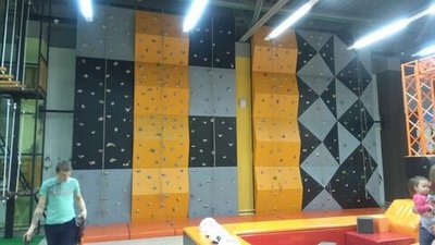 Стена для лазанья (скалодром)