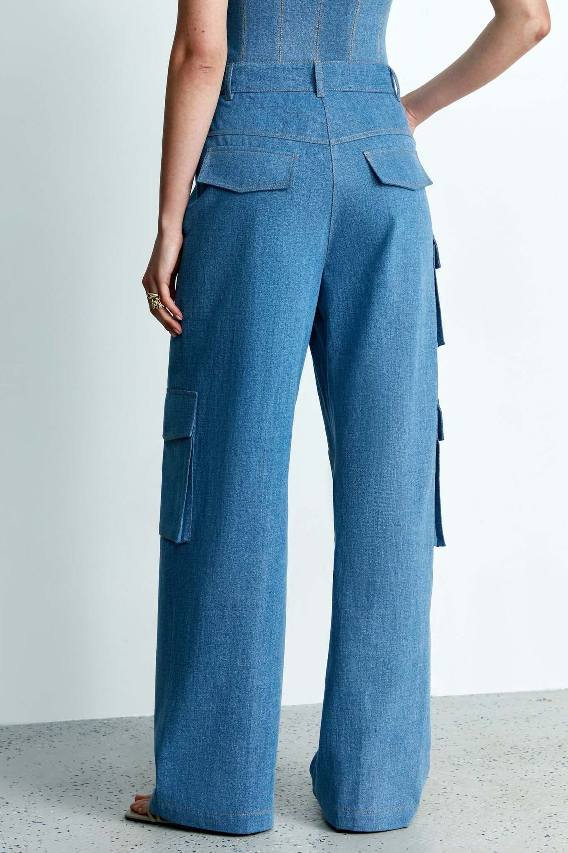 Брюки на низкой посадке из денима с накладными карманами