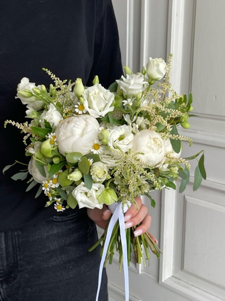 Свадебный букет из пионов, оксипеталума, ромашки, лизиантуса и эвкалипта