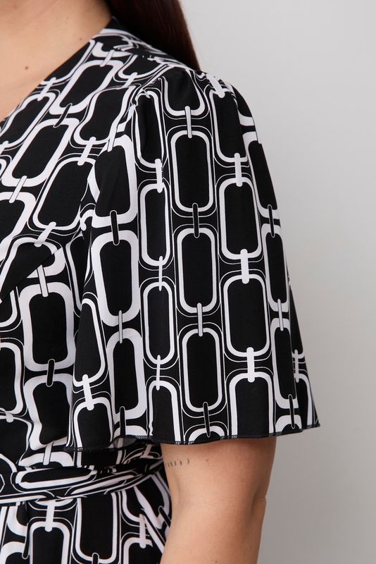 Платье-трапеция на запах, геометричный принт, черный