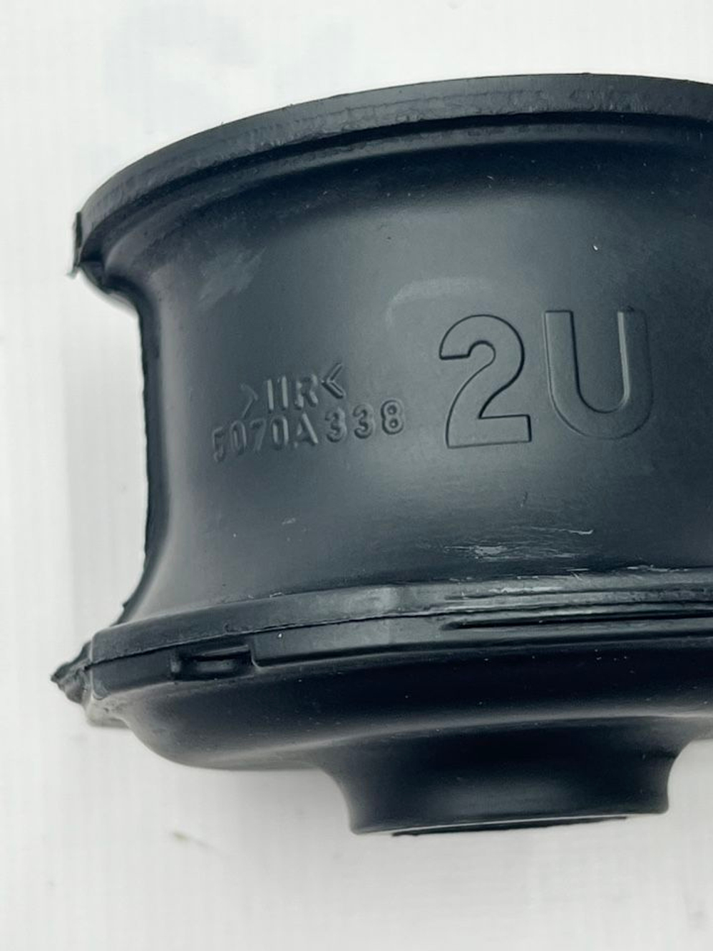 Подушка Кузова Mitsubishi Pajero #2 верхняя. 5070A338. Оригинал