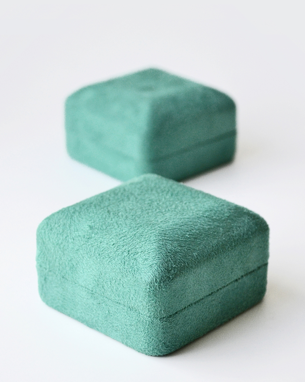 Футляр с коротковорсной обтяжкой под украшения.