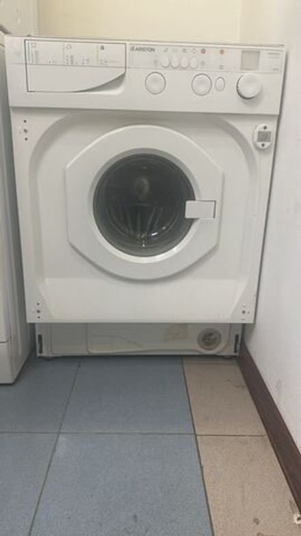 Стиральная машина Ariston LB8 TX б/у фронтальная встраиваемая загрузка 5 кг до 850 об/мин