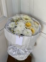 Авторский букет из хризантемы, ромашки, герберы и кустовой пионовидной розы