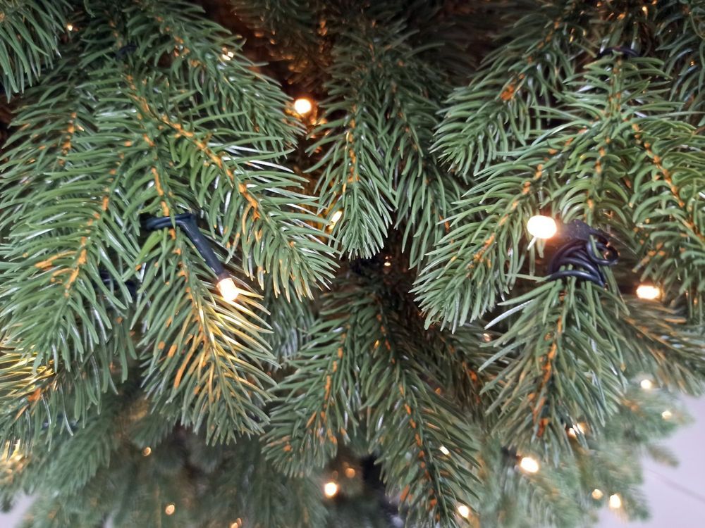 Ель с гирляндой встроенной «Парижанка» (Литая+пвх) 120 см / 1.2 м