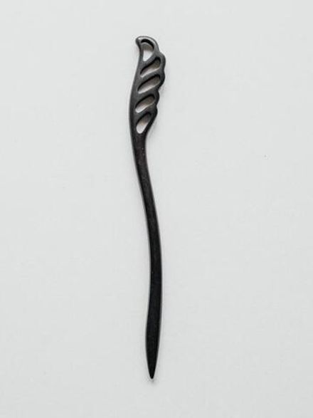 Шпилька из чёрного сандала "Перо"