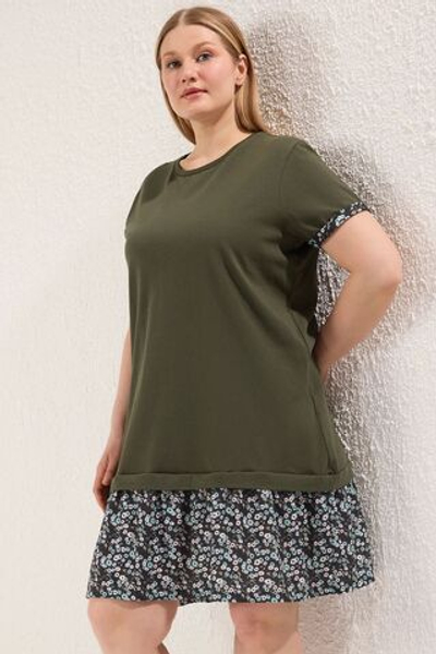 Трикотажное платье больших размеров с рукавами цвета хаки и подолом с цветочным узором TBBSS25AH00190