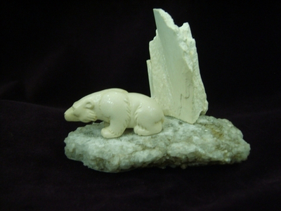 Белый медведь у скалы