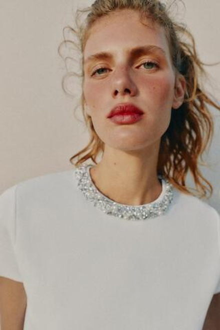 ZARA ТРИКОТАЖНЫЙ ТОП С БУСИНАМИ И СТРАЗАМИ, БЕЛЫЙ