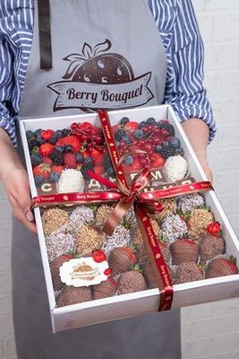 Набор клубники в шоколаде "С Днем Рождения с ягодами микс"