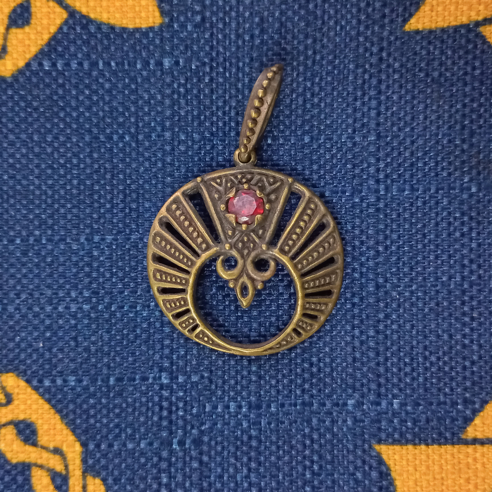 "Лунница прорезная с крином"