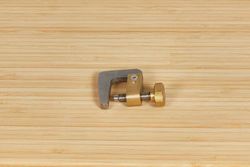 Струбцина для приспособления выведения спусков