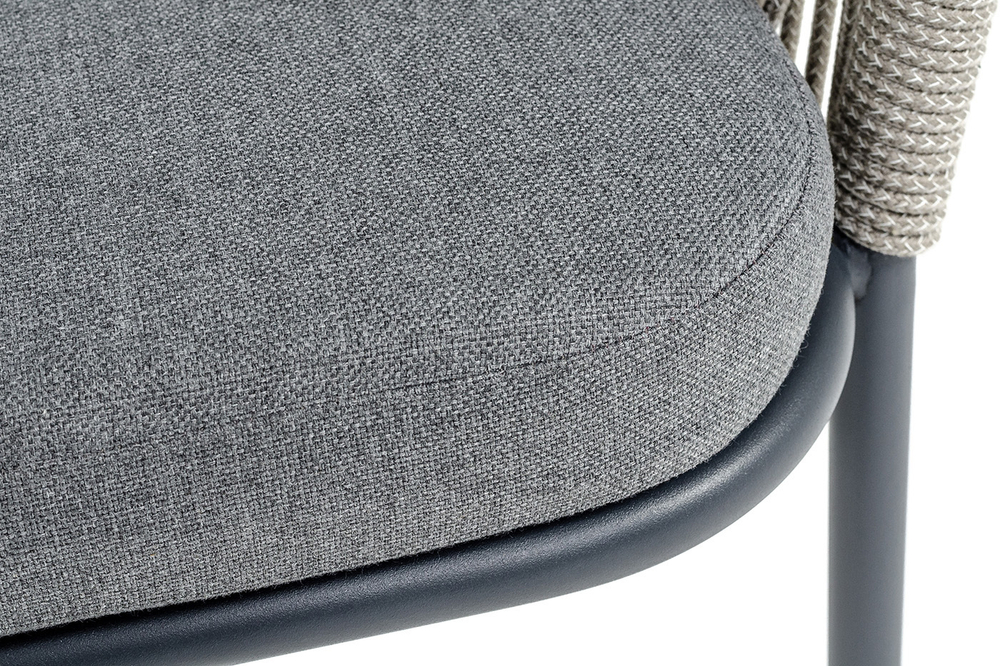 "Лион" стул плетеный из роупа, каркас из стали темно-серый (RAL7024) муар, роуп серый меланж круглый, ткань серая 017