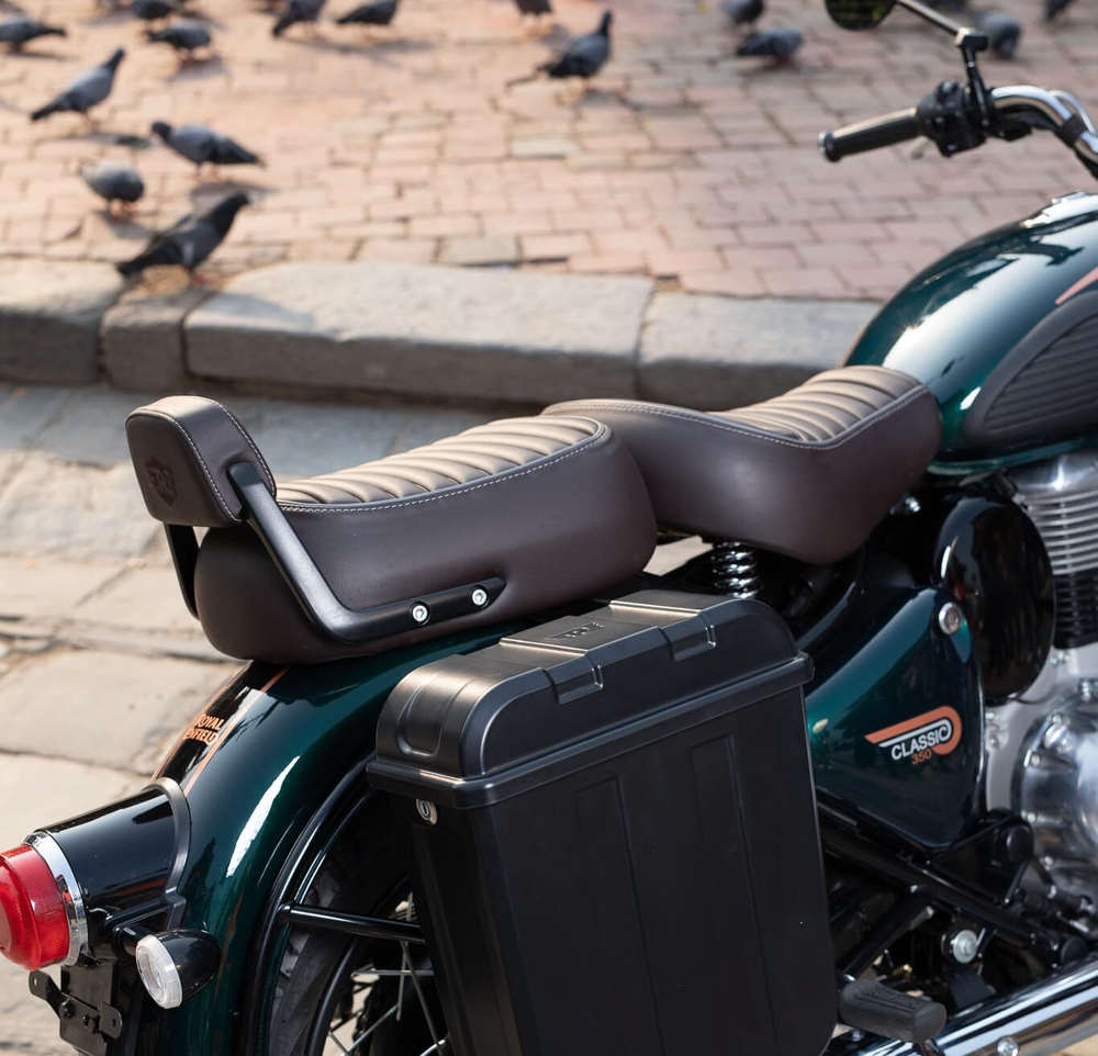 Подушка спинки для пассажира Royal Enfield, коричневая – Classic Reborn 350, арт. KXA00153