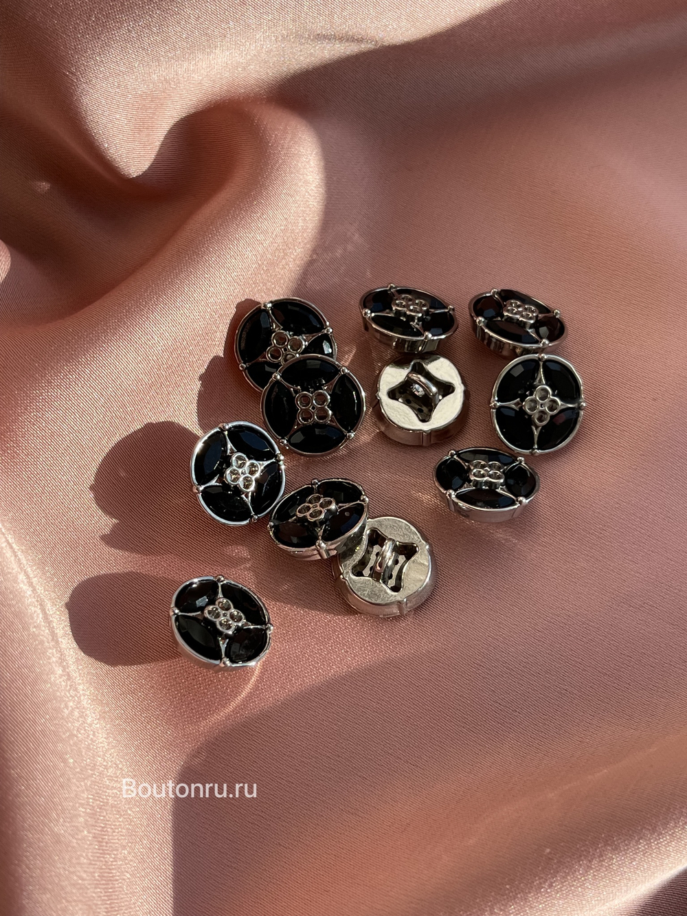 Пуговицы серебро с черными стразами