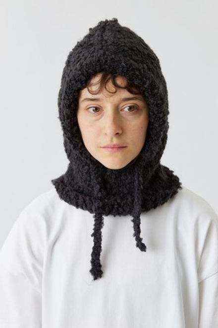 Капор из черной шерсти букле