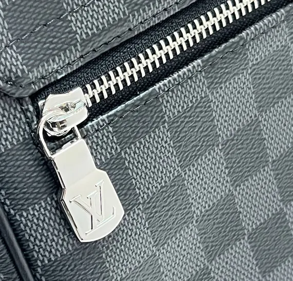 Сумка Louis Vuitton District PM, серый