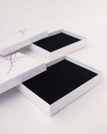 Плоский футляр с цветочным принтом под гарнитур.