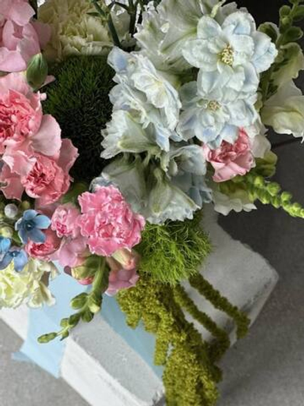 Свадебный букет из антирринума, дельфиниума, диантусов, оксипеталума и амаранта