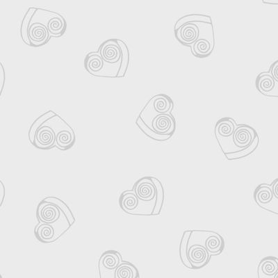 Черные конфеты на сером фоне