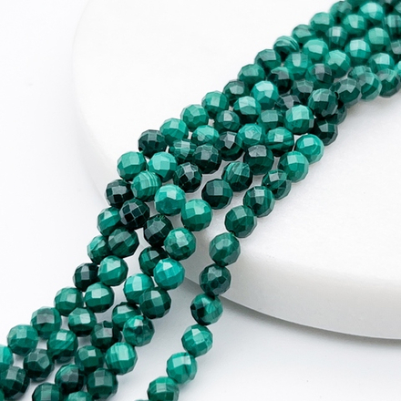 Малахит граненый бусины, диаметр около 3,9-4,1 мм, цена за нить 38 см