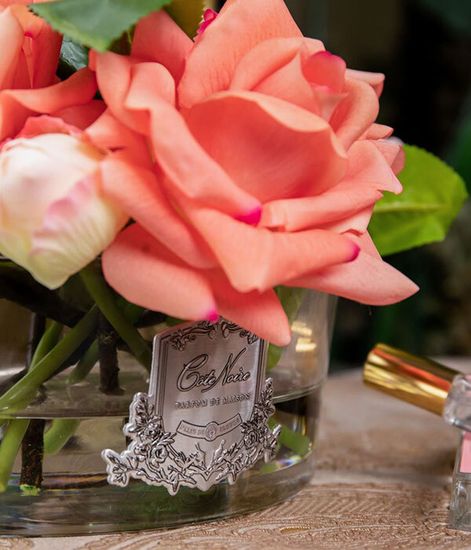 Коралловый букет роз в прозрачной овальной вазе, Cote Noire