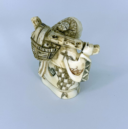 Нэцкэ Монах с кузовом через плечо