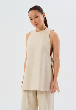 Жилет летний на пряжках бежевый