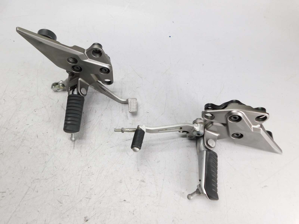 Подножки водительские Kawasaki Ninja 1000