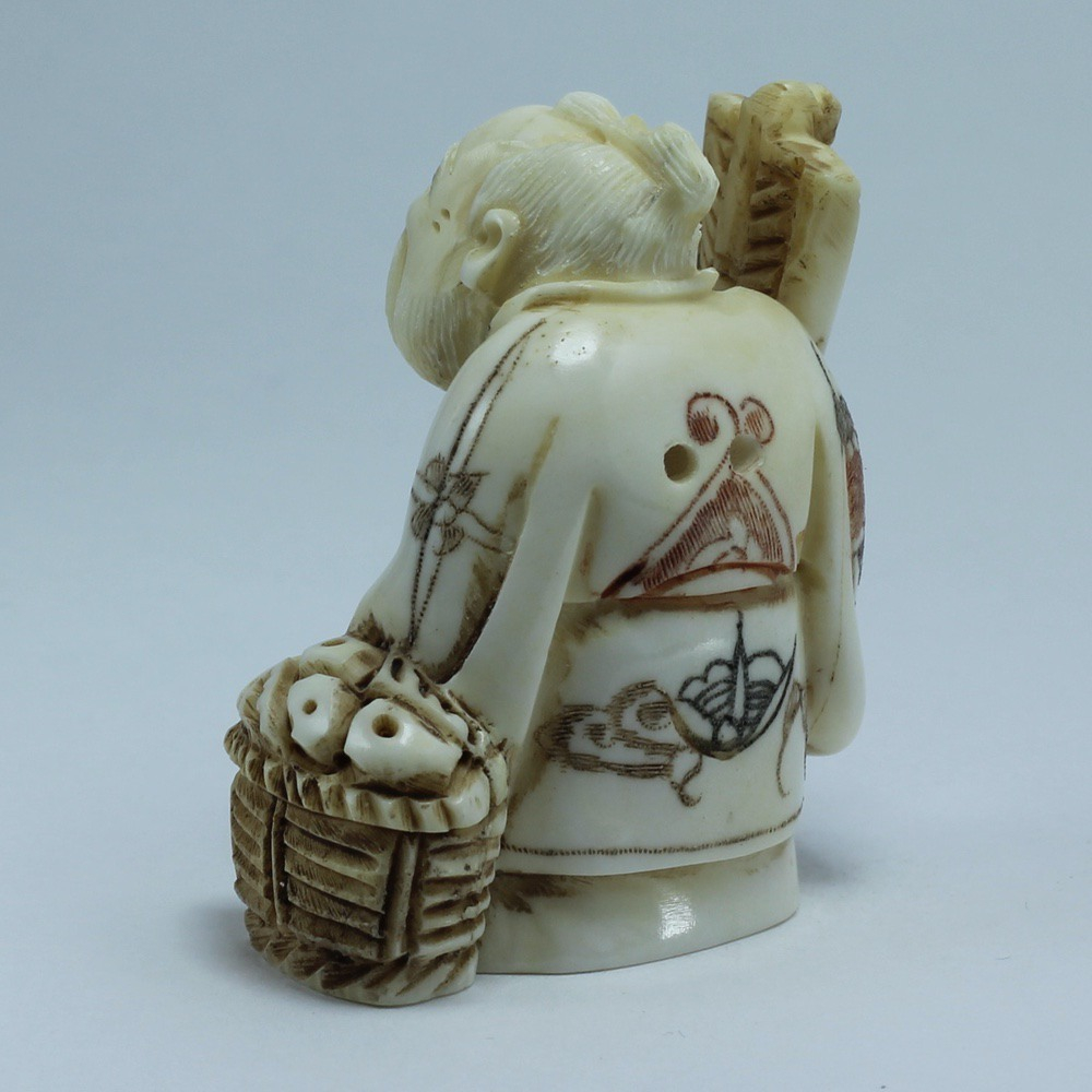 Эксклюзивная нэцкэ Монах с веером и корзиной рыбы